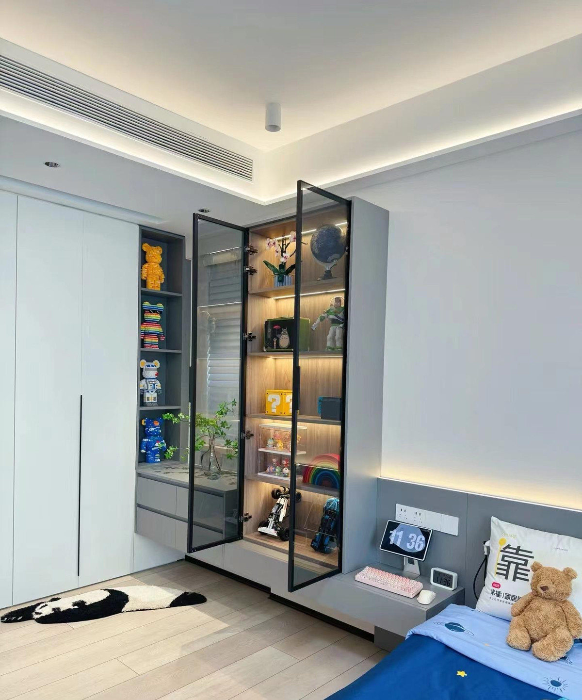 Phần trang trí cứng của ngôi nhà rất đơn giản, được sơn bằng sơn latex màu xám nhạt. Căn phòng không có đèn chính mà thay bằng các dải ánh sáng tuyến tính được sử dụng để tạo cảm giác không khí đơn giản và ấm áp. 