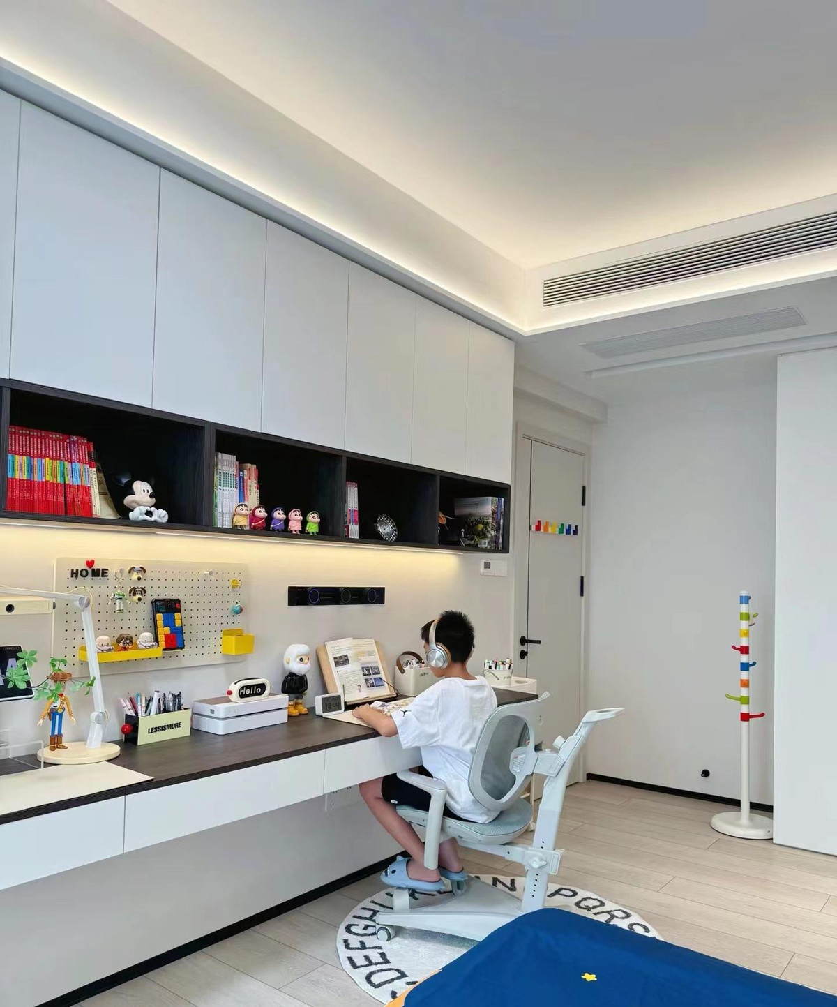 Diện tích phòng của trẻ tuy không quá rộng nhưng đã được đầu tư rất nhiều vào cách bố trí. Khiến căn phòng trở nên ấm áp, tiện nghi. Toàn bộ căn phòng được sắp xếp gọn gàng, sạch sẽ. 