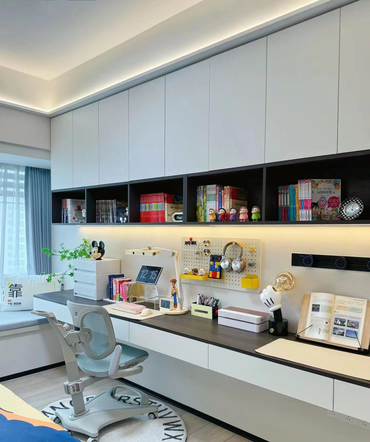 Không gian nhỏ xinh này có hai cửa sổ để chiếu sáng và thông gió tốt. Phía trên là dãy tủ đựng đồ âm tường, phía dưới là khu vực học tập. 