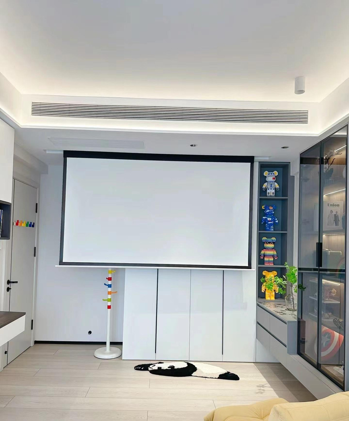 Thiết kế đơn giản với màu sắc tươi sáng biến toàn bộ phòng ngủ thành một căn phòng mơ ước. Căn phòng nhỏ này còn có thể trở thành rạp chiếu phim bất cứ khi nào. Chiếc rèm để sử dụng máy chiếu có thể giấu đi khi không sử dụng, không tốn diện tích và rất tiện lợi. 