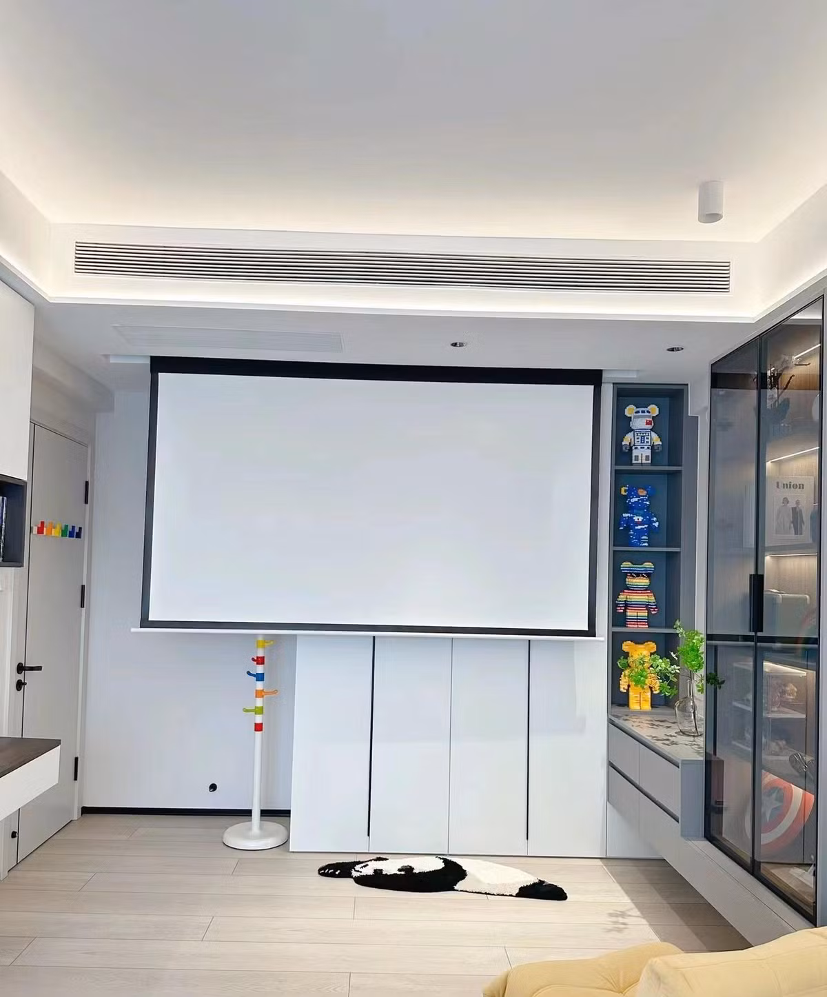 Thiết kế đơn giản với màu sắc tươi sáng biến toàn bộ phòng ngủ thành một căn phòng mơ ước. Căn phòng nhỏ này còn có thể trở thành rạp chiếu phim bất cứ khi nào. Chiếc rèm để sử dụng máy chiếu có thể giấu đi khi không sử dụng, không tốn diện tích và rất tiện lợi. 