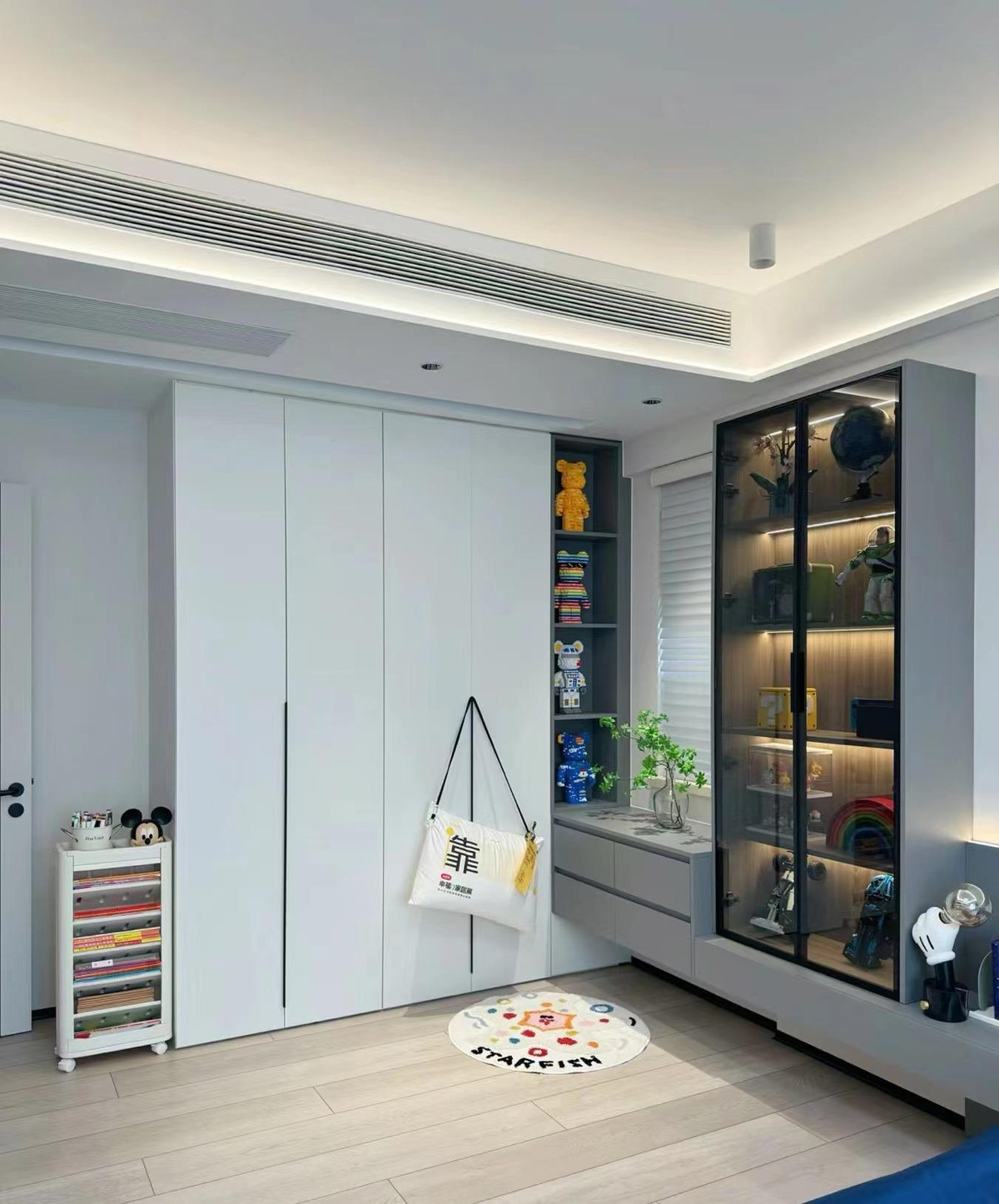 Phía dưới cửa sổ nhỏ là một ngăn kéo có thể đựng một số vật dụng linh tinh hoặc các món đồ trang trí mà bé yêu thích.Cách bài trí của phòng ngủ rất thiết thực. Trẻ em có thể sống trong đó từ khi còn nhỏ cho đến khi trưởng thành và không dễ trở nên lỗi thời. 