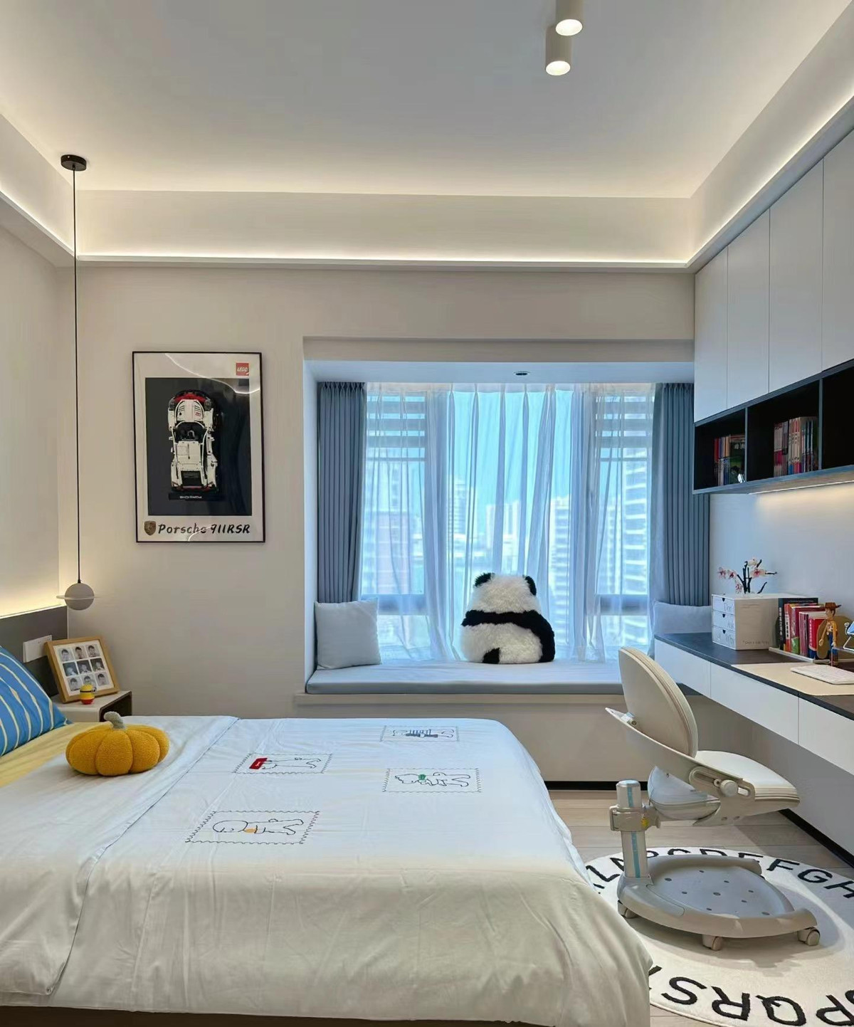 Trước cửa phòng ngủ là dãy tủ quần áo màu trắng ấm áp, có tay nắm vô hình màu đen đơn giản nhưng tạo ra cảm giác đặc biệt cao cấp. Tủ quần áo và tủ kính treo được tích hợp thành hình chữ L rất tiết kiệm diện tích. 