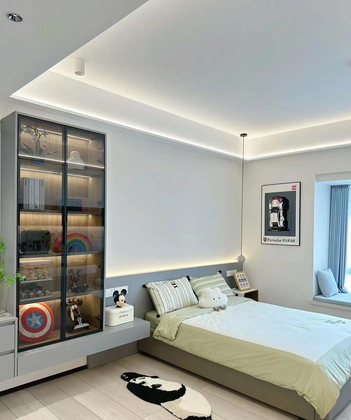 Giữa bàn học và tủ tường là chiếc bảng đục lỗ được lắp để có thể đựng một số vật dụng cần thiết như tai nghe, móc chìa khóa... Nhìn chung, bố cục tổng thể của phòng ngủ theo phong cách tối giản, chủ yếu là đơn giản, tươi sáng và trông rất mới mẻ. 