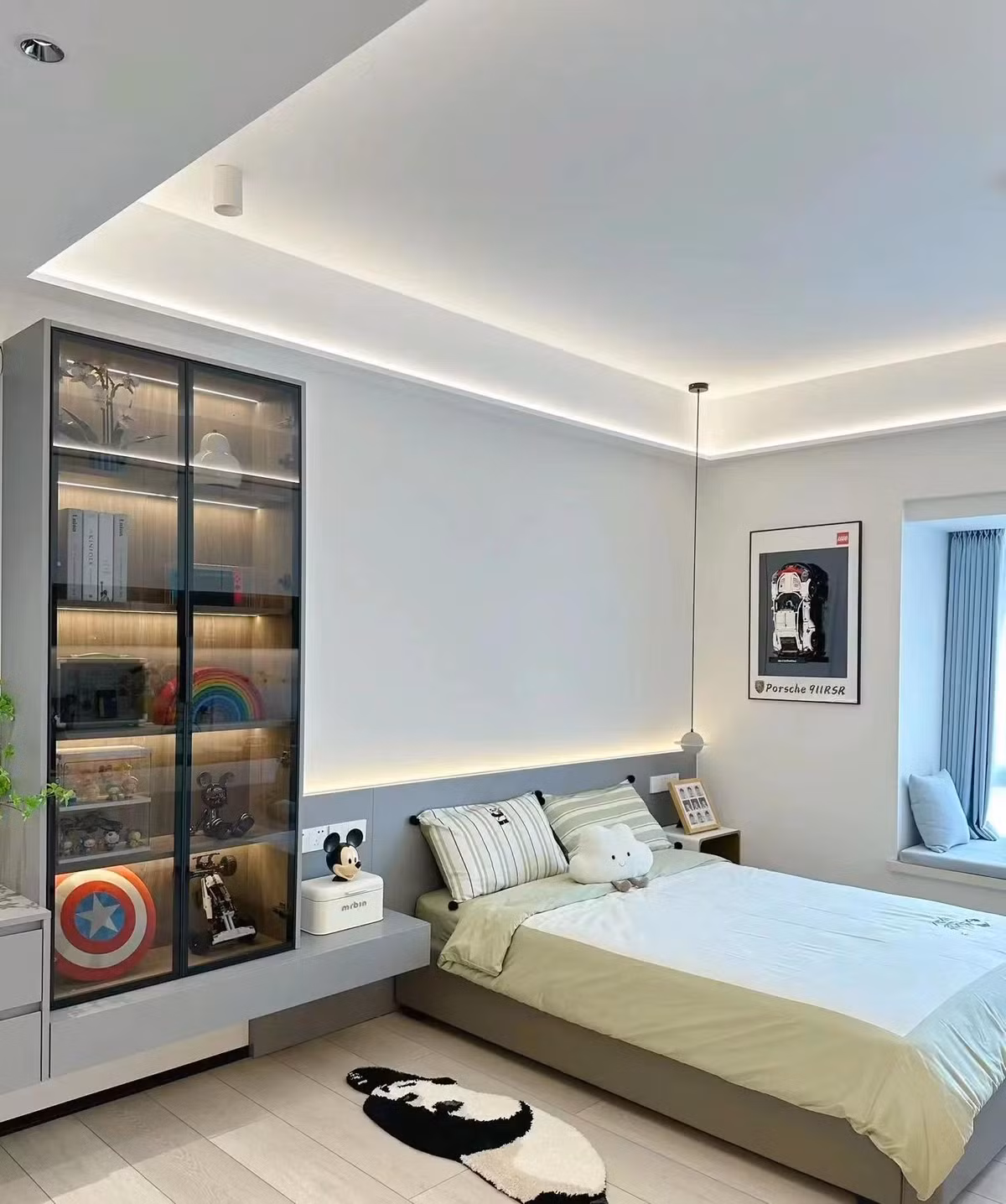 Giữa bàn học và tủ tường là chiếc bảng đục lỗ được lắp để có thể đựng một số vật dụng cần thiết như tai nghe, móc chìa khóa... Nhìn chung, bố cục tổng thể của phòng ngủ theo phong cách tối giản, chủ yếu là đơn giản, tươi sáng và trông rất mới mẻ. 