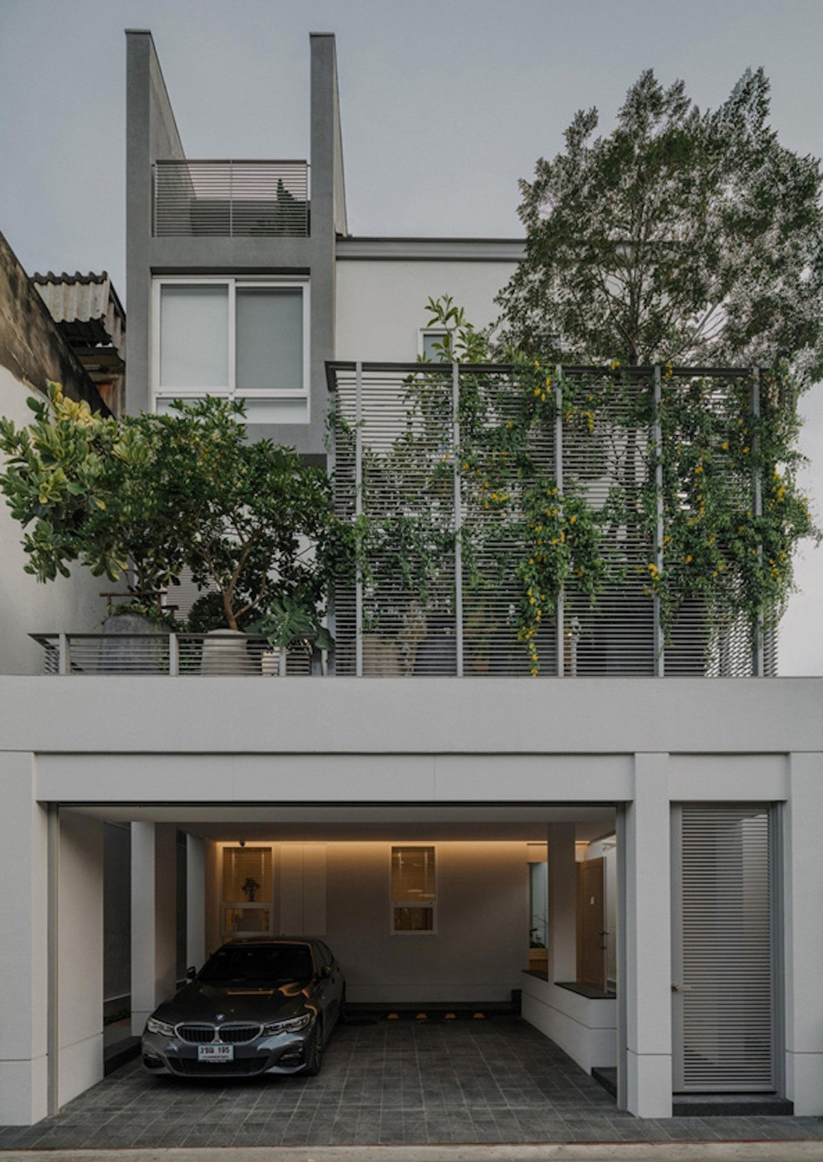 Vấn đề khó khăn nhất với các gia đình sống giữa thành phố là thiếu không gian do đất chật, người đông. Tại Thái Lan, có một gia chủ đã làm căn nhà 3 tầng hiện đại theo thiết kế của công ty Inchan Atelier. Mặc dù căn nhà tọa lạc ở giữa thành phố, song vẫn có khu vườn nhỏ ở tầng 2 và chỗ đỗ xe ngay tại tầng 1 rất tiện lợi thay vì phải thuê chỗ đỗ xe bên ngoài.