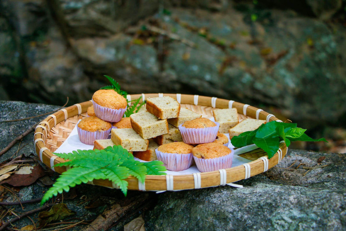 Khi thăm núi Cấm, du khách nên chú ý một số điều như: Chuẩn bị tiền mặt để chi tiêu vì đa số các dịch vụ trên cung trekking đều phải trả bằng tiền mặt (nhưng không cần mang quá nhiều, chủ yếu dùng tiền mệnh giá nhỏ). Du khách không cần đem theo nhiều đồ ăn, thức uống lên núi vì có đầy đủ dịch vụ.