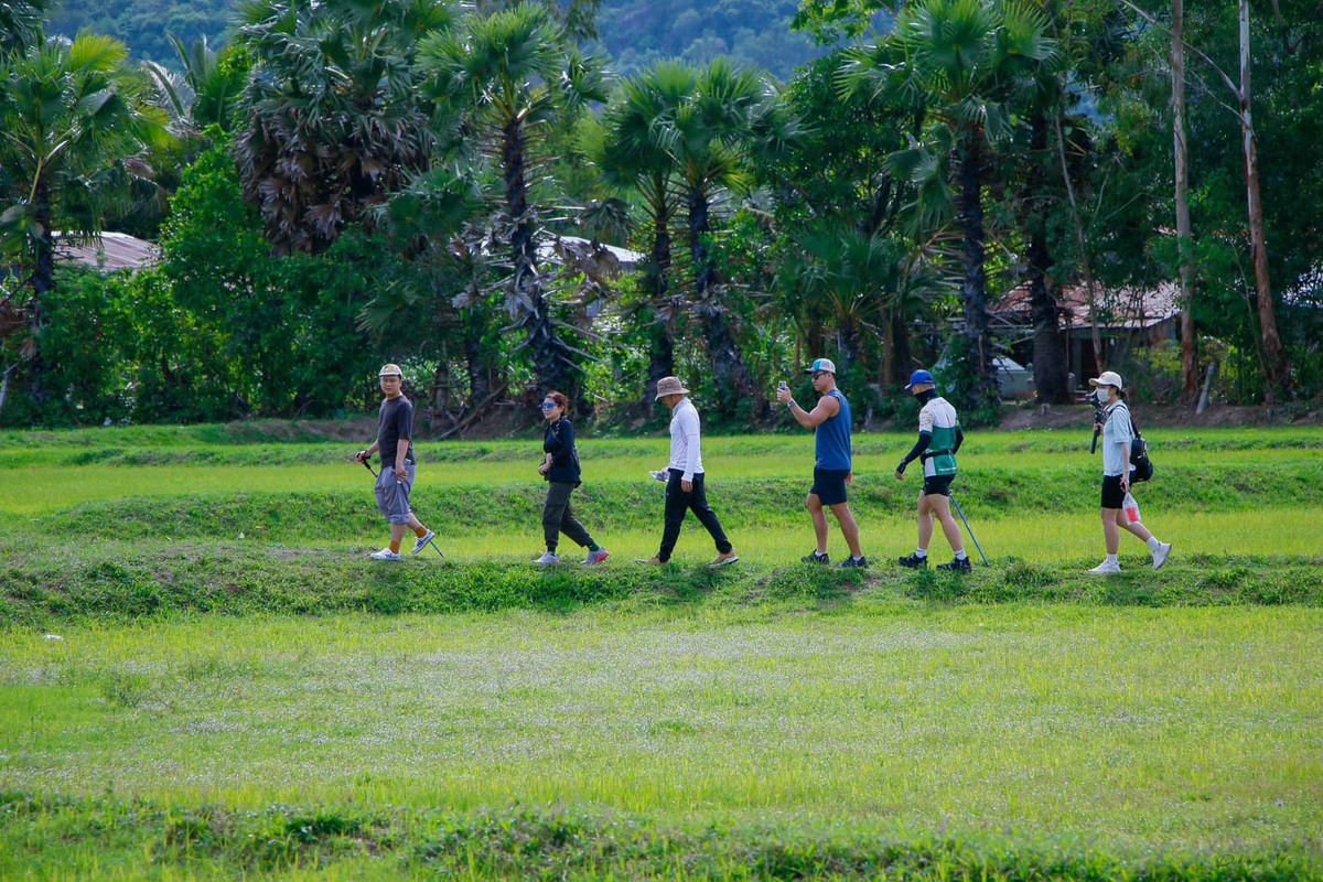 Điểm đến mà du khách chinh phục là đỉnh Bồ Hong (khoảng 716m) - nơi cao nhất trên đỉnh núi Cấm và trong dãy Thất Sơn. Theo anh Dương Việt Anh, một nhiếp ảnh gia, hướng dẫn viên tại khu du lịch núi Cấm, từ tháng 5, nơi đây bắt đầu vào mùa mưa, nhiệt độ ban ngày từ 26-28 độ C, về đêm còn 19-20 độ C, rất phù hợp để khám phá ngoài trời.