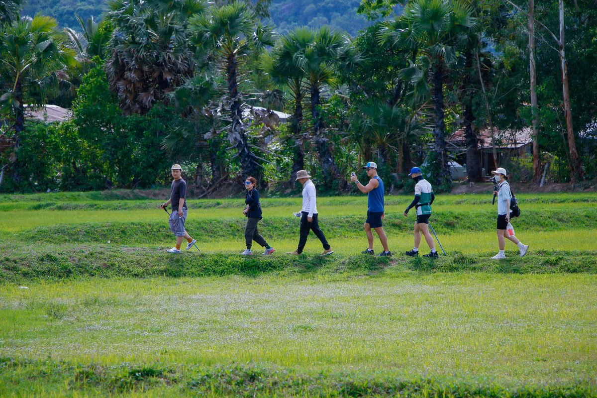 Điểm đến mà du khách chinh phục là đỉnh Bồ Hong (khoảng 716m) - nơi cao nhất trên đỉnh núi Cấm và trong dãy Thất Sơn. Theo anh Dương Việt Anh, một nhiếp ảnh gia, hướng dẫn viên tại khu du lịch núi Cấm, từ tháng 5, nơi đây bắt đầu vào mùa mưa, nhiệt độ ban ngày từ 26-28 độ C, về đêm còn 19-20 độ C, rất phù hợp để khám phá ngoài trời.