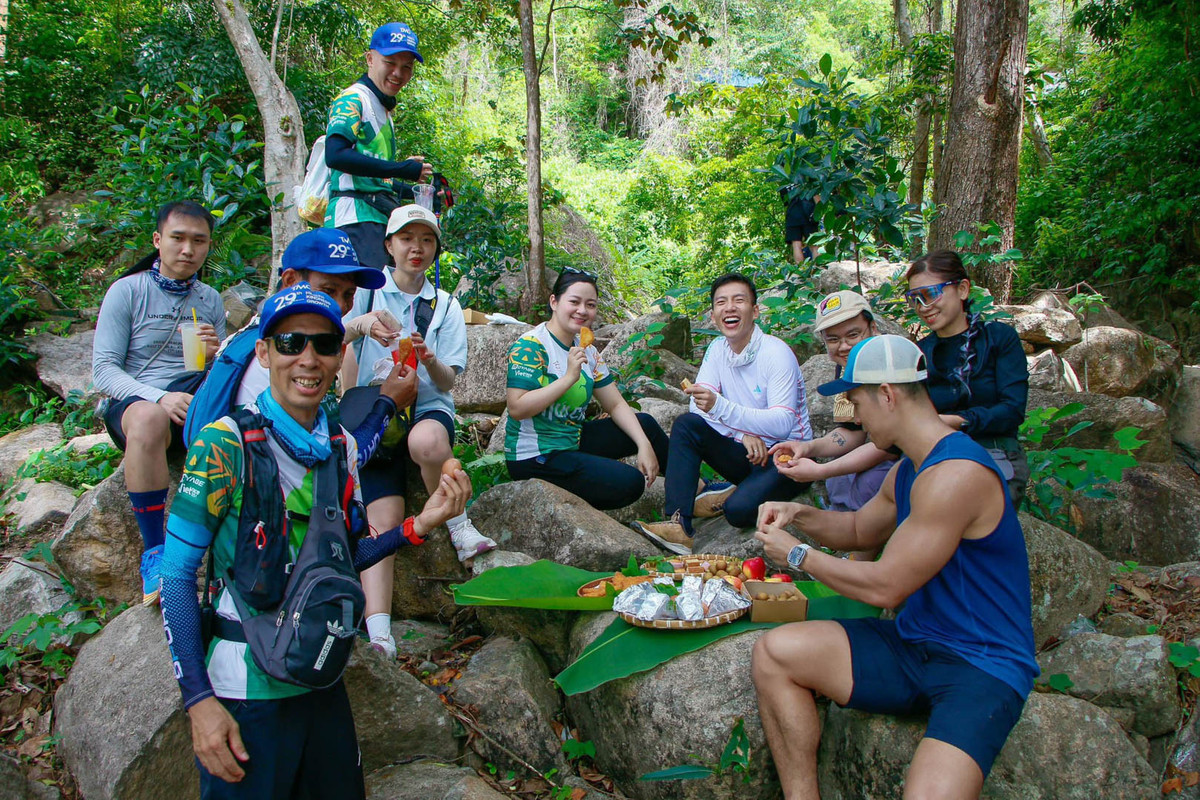 Khi tham gia trekking, du khách chọn trang phục dễ vận động nhưng đảm bảo kín đáo, lịch sự vì đây là điểm du lịch tâm linh. Đặc biệt, đoàn khách hạn chế tối đa việc xả rác, đảm bảo vệ sinh môi trường.