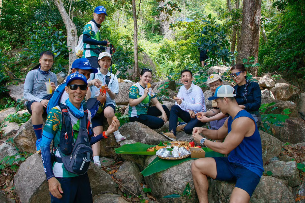 Khi tham gia trekking, du khách chọn trang phục dễ vận động nhưng đảm bảo kín đáo, lịch sự vì đây là điểm du lịch tâm linh. Đặc biệt, đoàn khách hạn chế tối đa việc xả rác, đảm bảo vệ sinh môi trường.