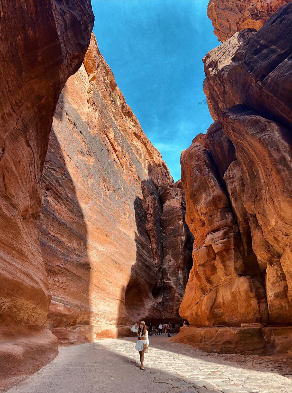 9X chi 65 trieu ngu leu sa mac, bay khinh khi cau o Trung Dong-Hinh-10