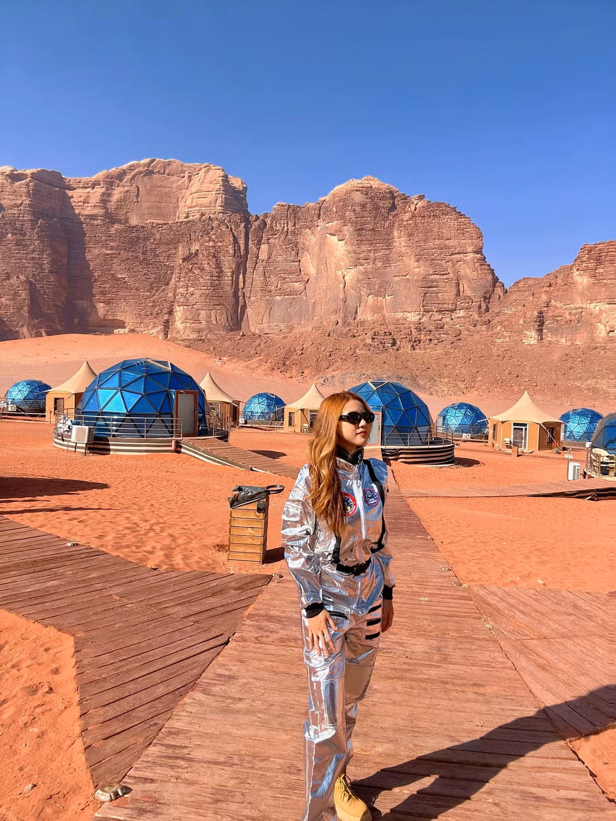 9X chi 65 trieu ngu leu sa mac, bay khinh khi cau o Trung Dong-Hinh-7