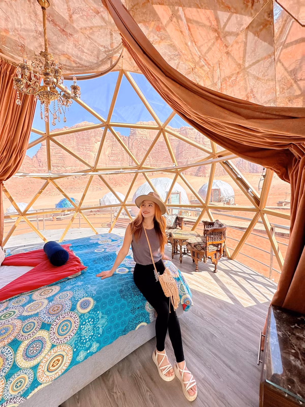 9X chi 65 trieu ngu leu sa mac, bay khinh khi cau o Trung Dong-Hinh-8