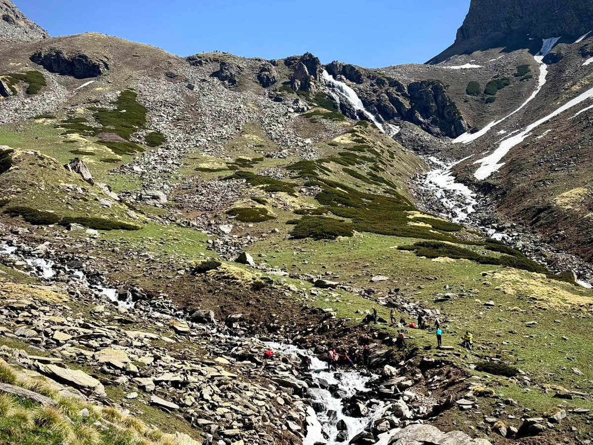 Nguoi me Ha Noi dua 2 con leo nui, chinh phuc cac dinh cao-Hinh-9
