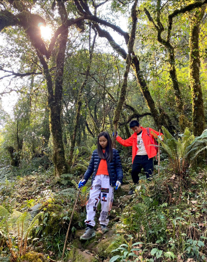 Nguoi me Ha Noi dua 2 con leo nui, chinh phuc cac dinh cao-Hinh-5