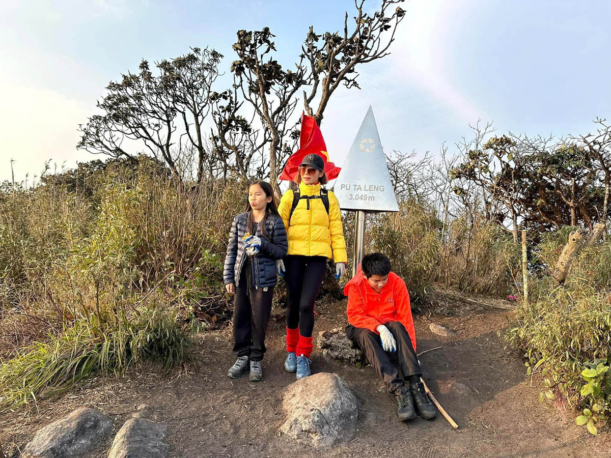Nguoi me Ha Noi dua 2 con leo nui, chinh phuc cac dinh cao-Hinh-6