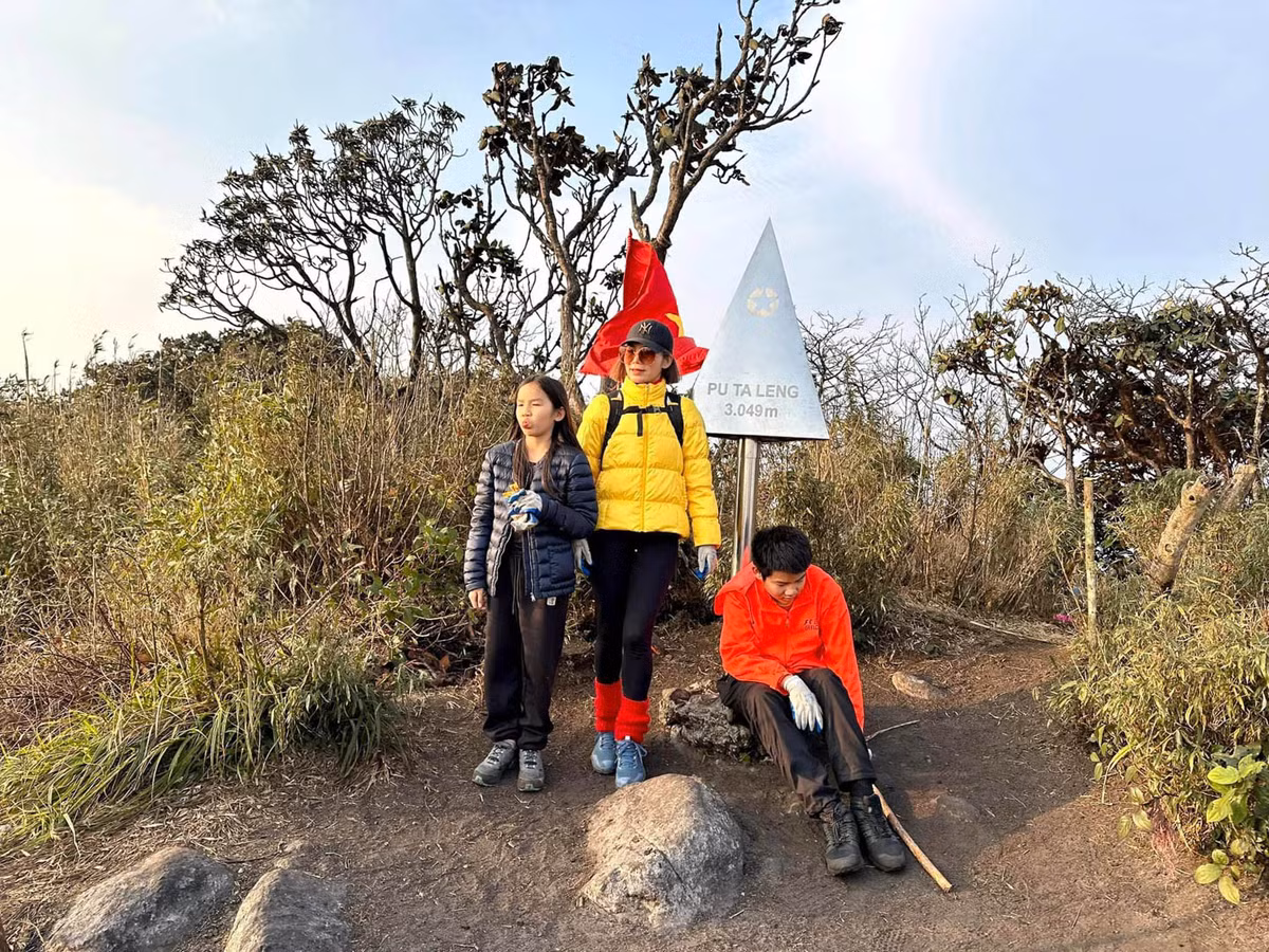 Nguoi me Ha Noi dua 2 con leo nui, chinh phuc cac dinh cao-Hinh-6
