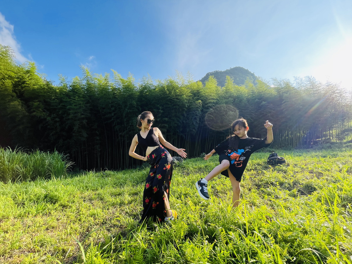 Nguoi me Ha Noi dua 2 con leo nui, chinh phuc cac dinh cao-Hinh-3