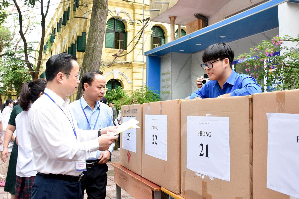Hà Nội: Thí sinh bước vào môn thi cuối của kỳ thi lớp 10 - Hình 2 Ha Noi: Thi sinh buoc vao mon thi cuoi cua ky thi lop 10-Hinh-2