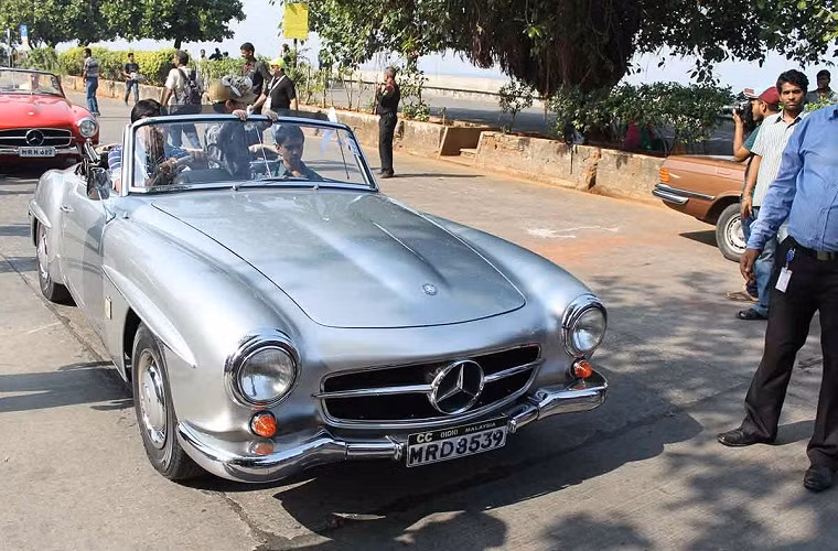 Là một sự kiện hiếm hoi, cuộc diễu hành bao gồm nhiều chiếc xe kinh điển đã được đám đông lớn nhiệt liệt hưởng ứng.