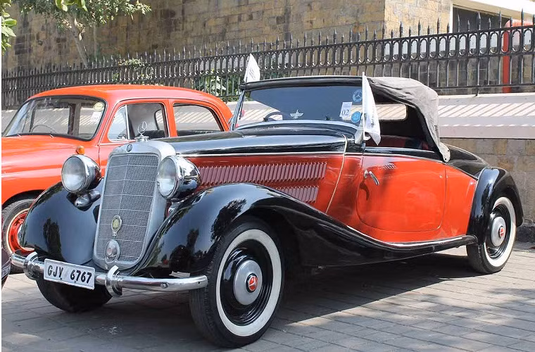 Các dòng xe kinh điển gồm những chiếc Ponton như W123, những chiếc Finntails như W110, W111, W124 và W108 rất được đoàn người chú ý.