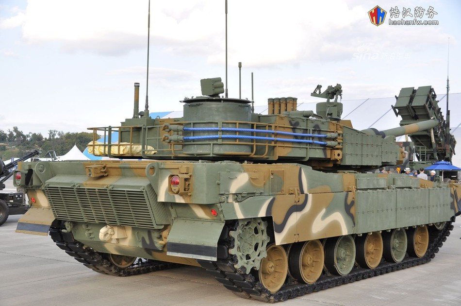 Quân đội Hàn Quốc ký hợp đồng mua 100 xe tăng K2 đầu tiên vào năm 2011, nhưng hệ thống động lực nội địa đã không vượt qua bài kiểm tra độ bền. Lỗi trên chỉ được khắc phục vào tháng 12/2015 nhờ mua sản phẩm của Đức để thay thế.