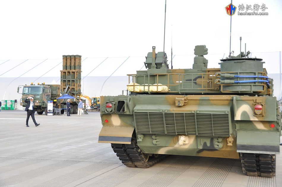 Vấn đề chính nằm ở động cơ DST 1500 mã lực và hộp số tự động S&amp;T do Doosan Infracore sản xuất khi xuất hiện sự thiếu ăn khớp. Vấn đề này không được giải quyết cho đến khi K2 ra mắt chính thức vào năm 2013.