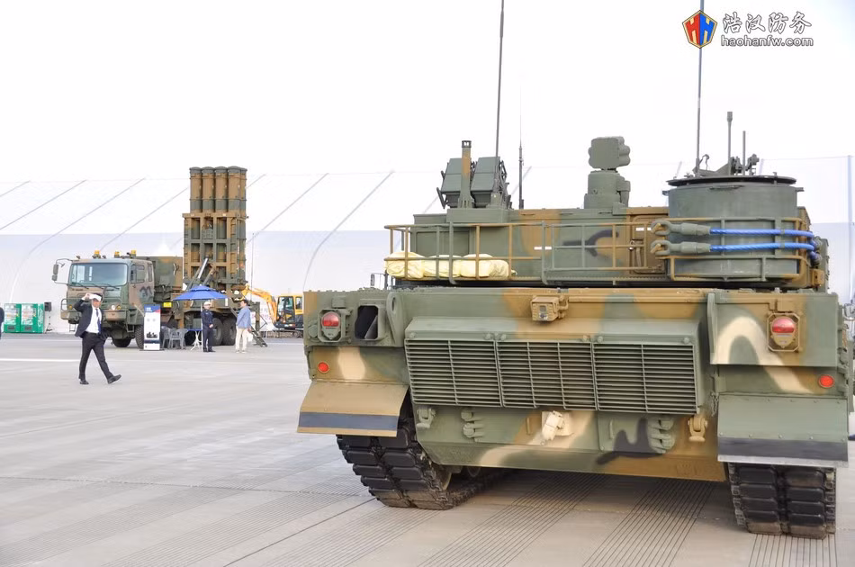 Vấn đề chính nằm ở động cơ DST 1500 mã lực và hộp số tự động S&amp;T do Doosan Infracore sản xuất khi xuất hiện sự thiếu ăn khớp. Vấn đề này không được giải quyết cho đến khi K2 ra mắt chính thức vào năm 2013.