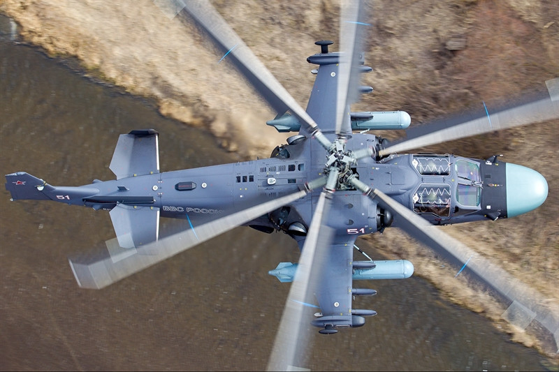 Ngoài ra, tổ hợp Tor còn được trang bị đồng bộ các khí tài bảo đảm và phục vụ chiến đấu, bao gồm cả khí tài chiến đấu mô phỏng để huấn luyện kíp trắc thủ. Đặc biệt, các xe đều được trang bị dụng cụ phục vụ sinh hoạt, thiết bị dẫn đường và nhật ký công tác. Ảnh trong bài: Trực thăng tấn công Ka-52.