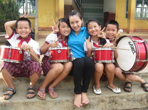 Tươi trẻ, xinh đẹp và luôn thích gần gũi với học sinh, cô giáo Hoài Thương được rất nhiều đồng nghiệp, học sinh trong trường quý mến. Nắm chuyên ngành âm nhạc, cô giáo Hoài Thương đã từng hướng dẫn, tập luyện cùng các học sinh đi tham dự nhiều cuộc thi văn nghệ, thi nghi thức Đội... và có được các giải thưởng.