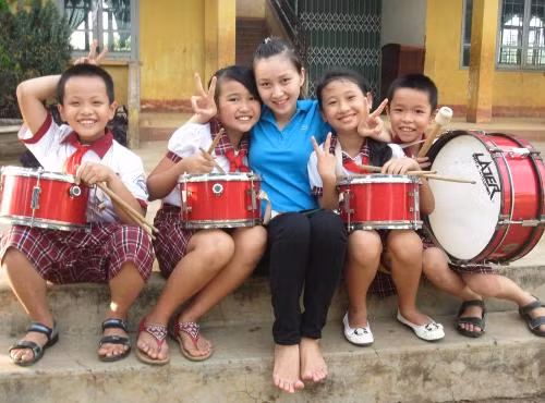 Tươi trẻ, xinh đẹp và luôn thích gần gũi với học sinh, cô giáo Hoài Thương được rất nhiều đồng nghiệp, học sinh trong trường quý mến. Nắm chuyên ngành âm nhạc, cô giáo Hoài Thương đã từng hướng dẫn, tập luyện cùng các học sinh đi tham dự nhiều cuộc thi văn nghệ, thi nghi thức Đội... và có được các giải thưởng.