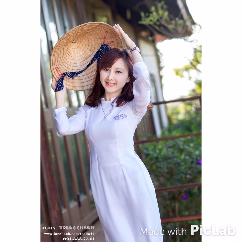 "Mình luôn cảm thấy rất vui và hạnh phúc mỗi khi lên lớp, đứng trước mặt các học sinh ngoan và dễ thương. Mình cũng luôn ý thức được trách nhiệm của mình và không ngừng học hỏi, hoàn thiện cả về chuyên môn lẫn tác phong, đạo đức của một giáo viên", cô giáo Hoài Thương chia sẻ.