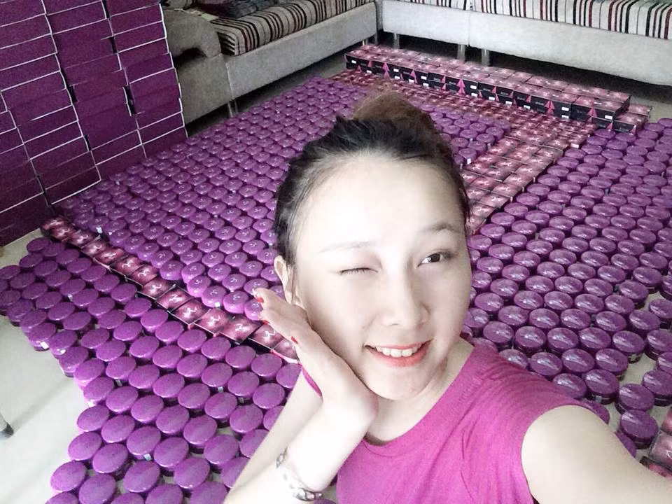 Làm công tác giảng dạy ở trường, khi về nhà cô giáo Hoài Thương lại vùi đầu vào công việc kinh doanh của mình. Tâm huyết với công việc chính nhưng cũng không ngần ngại thử sức và phát triển một số nghề tay trái. Cô giáo Hoài Thương giống như khá nhiều 9X khác hiện nay luôn chứng tỏ sự năng động, bản lĩnh của mình bằng nhiều quyết định, kế hoạch công việc đúng đắn, táo bạo.