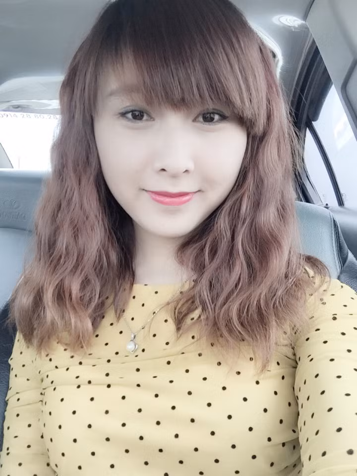 Với cô giáo xinh đẹp Hoài Thương, niềm đam mê luôn là thứ giúp cô hoàn thành tốt mọi công việc của mình. Vừa đi dạy học vừa kinh doanh, cô giáo Hoài Thương bằng đam mê của mình đã cố gắng sắp xếp thời gian cho cả hai công việc và dù có lúc "bận tối mắt" nhưng vẫn cảm thấy có được nhiều niềm vui, trải nghiệm.