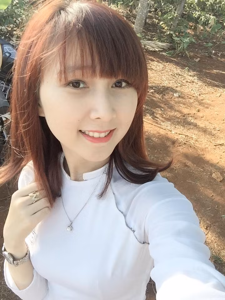 Ngoài giảng dạy môn âm nhạc, phụ trách đội của trường với tác phong nhanh nhẹn, sự năng nổ và nhiệt huyết... cô giáo Hoài Thương còn khiến nhiều người phải khâm phục bởi đầu óc nhanh nhạy, tài kinh doanh và mức thu nhập ấn tượng.