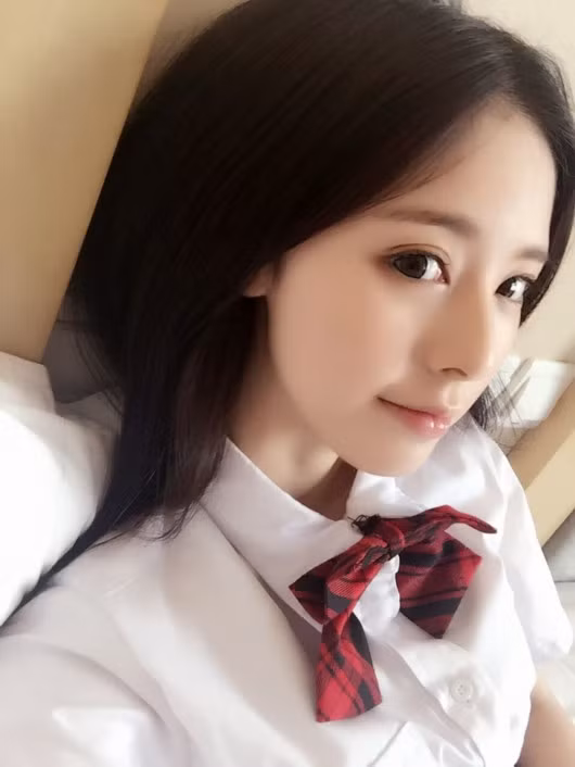 Ngoài việc học, Trình Hi Viện còn đảm nhận công việc của một cô chủ trẻ tuổi. Cô mở shop kinh doanh thời trang, quần áo trên Lofter và với ngoại hình xinh đẹp, thường xuyên tự làm mẫu cho các sản phẩm... hot girl 18 tuổi gần đây hút được rất nhiều sự chú của dân mạng.