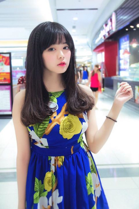 Vốn sở hữu khuôn mặt thanh tú, Thu Hiền còn có cách trang điểm nhẹ nhàng, khéo léo. Nét đặc biệt hấp dẫn của Thu Hiền là đôi mắt to, dàn da trắng và đôi môi nhẹ dịu cực xinh xắn.