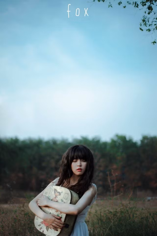 Không chỉ có khuôn mặt, cách trang điểm ấn tượng mà phong cách ăn mặc của Thu Hiền cũng khiến bạn bè, dân mạng liên tưởng đến những cô búp bê xinh đẹp.