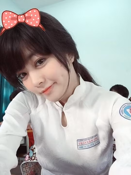 Năm nay 18 tuổi, Hiền Tiny đang học lớp 12, trường THPT Trần Văn Hơn, Bình Dương. Ngoài thành tích học tập khá tốt, Thu Hiền được bạn bè yêu quý nhờ sự vui vẻ, khuôn mặt cực dễ yêu bởi những nét giống búp bê xinh đẹp.