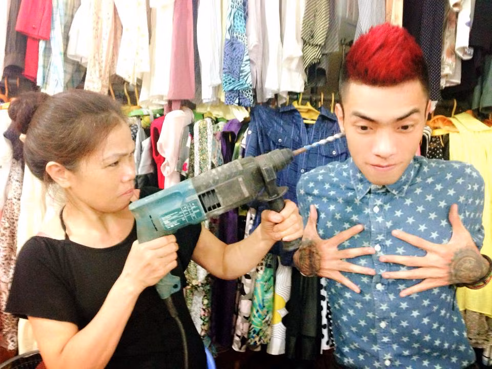 Trên trang cá nhân của mình, Giang Popper thỉnh thoảng chia sẻ ảnh chụp những đoạn tin nhắn giữa anh và mẹ. Chàng vũ công tài năng lưu số điện thoại của mẹ trên danh bạ với cái tên "Mẹ nói nhiều cực", đặc biệt hay trêu chọc mẹ bằng những câu văn vần khó đỡ. Đáp lại cậu con trai, mẹ Giang Popper đôi lúc cũng khiến anh điếng người vì giọng đối đáp rất "xì-tin, xì khói".