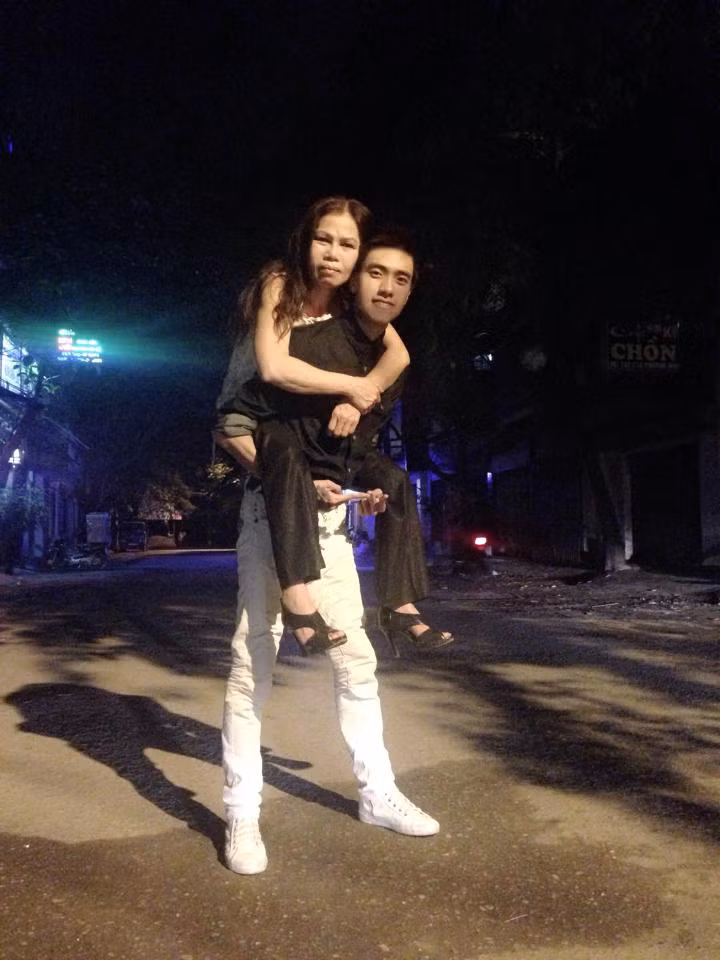 Với Giang Popper, anh luôn coi mẹ là người quan trọng nhất trên đời. Ngoài yêu thương, kính trọng, chàng trai trẻ còn coi mẹ như một người bạn thân thiết, luôn hiểu và quan tâm anh hết mực. Ngày của mẹ 10/5 vừa qua, anh chàng "người bún" cũng có một chia sẻ vừa hài hước vừa cảm động về mẹ của mình.