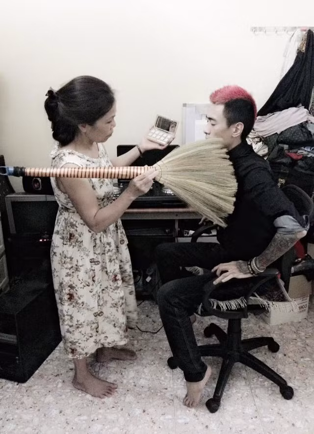 Điều đặc biệt trong những bức ảnh khó đỡ này là thường xuyên có mẹ và bà ngoại của Giang Popper xuất hiện. Hai người được xem là "trợ thủ" đắc lực, không ngại chiều theo sự sáng tạo, nghịch ngợm của chàng vũ công tài năng để tạo nên những sản phẩm thú vị.