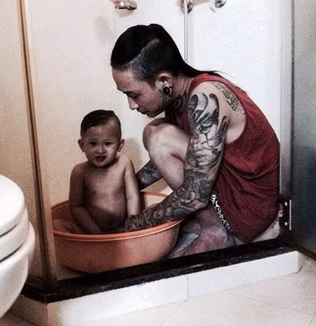 Bức ảnh ông bố xăm trổ đầy mình đang chăm sóc cho đứa con trai kháu khỉnh từng lan truyền trên nhiều Fanpage nổi tiếng. Ông bố xăm trổ được dân mạng tìm kiếm thông tin và những bức ảnh đời thường.