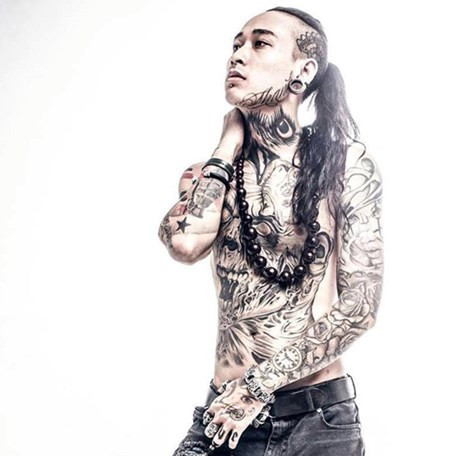 Nói về bản thân và những hình xăm trên cơ thể, chàng trai 9X từng cho biết đôi khi nhìn vào gương anh cũng thấy giật mình vì không thể nhận ra chính mình.