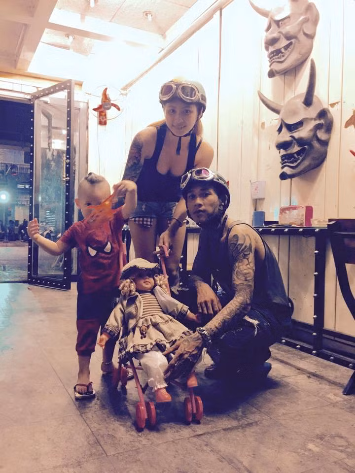 Khoảnh khắc vui vẻ, hạnh phúc và cũng không kém phần tinh nghịch, "nổi loạn" của gia đình vợ chồng thợ xăm 9X Sài thành.