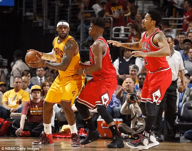 Được biết, LeBron James (áo vàng) là một trong những siêu sao bóng rổ hàng đầu của nước Mỹ. Anh được xem là một thiên tài và thường xuyên vinh dự được so sánh với cầu thủ huyền thoại Michael Jordan.