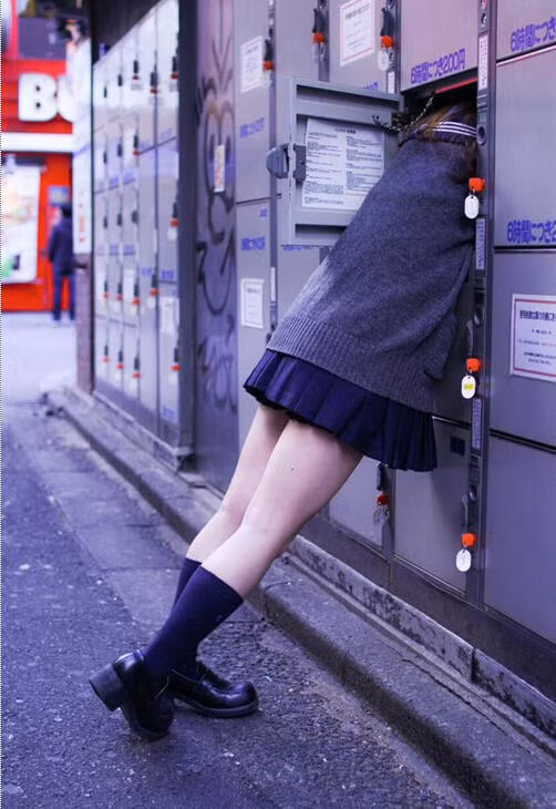 Giới trẻ Nhật Bản luôn có những phong trào rất kì dị, khó hiểu và kiểu chụp ảnh giấu đầu, khoe chân này cũng mang tính chất tương tự.