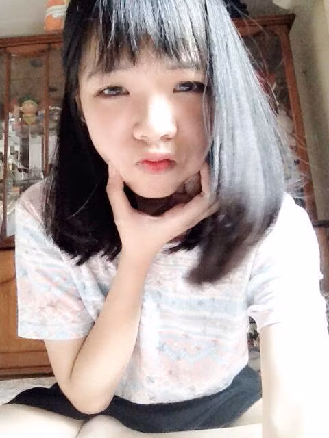 Được biết Tú Linh vốn là một nữ sinh tinh nghịch, vui nhộn. Bình thường, trong lúc rảnh rỗi Tú Linh cũng thường nghịch ngợm, làm những hành động lạ để khai phá thêm những khả năng của bản thân.