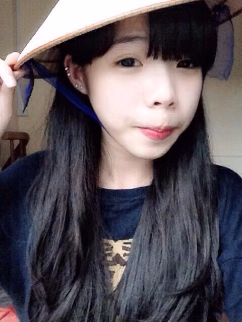 Theo tìm hiểu, được biết cô gái có chiếc lưỡi kỳ lạ là Trương Tú Linh, sinh năm 1999, đang là nữ sinh cấp ba tại Hà Nội. Tú Linh khẳng định bức ảnh chia sẻ lên mạng không phải là sản phẩm từ photoshop, chiếc lưỡi hình bông hoa có được là do khả năng của bản thân Linh.